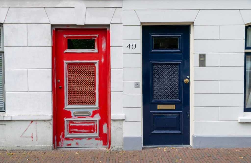 puerta roja y puerta azul