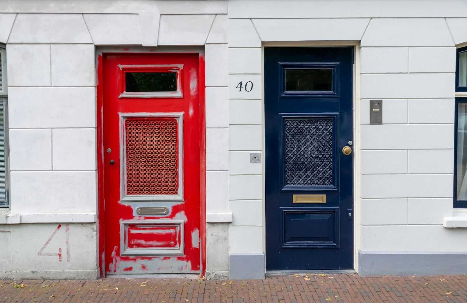 puerta roja y puerta azul