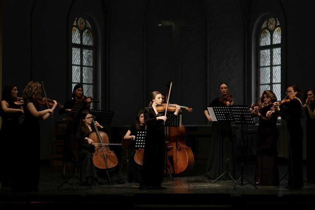 mujer tocando el violín