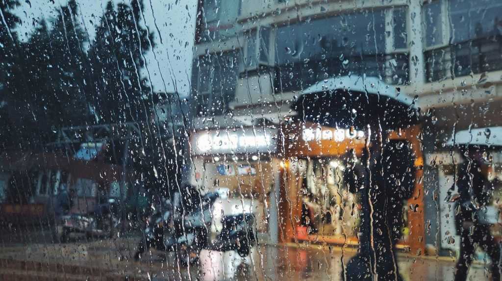 paraguas bajo la lluvia