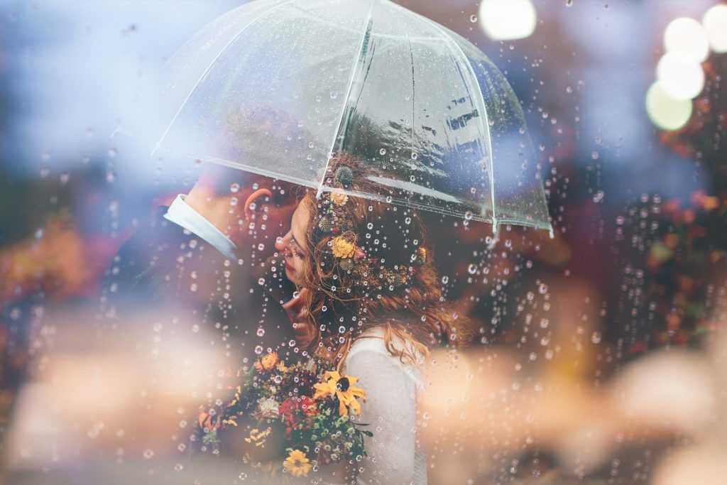 novios bajo la lluvia