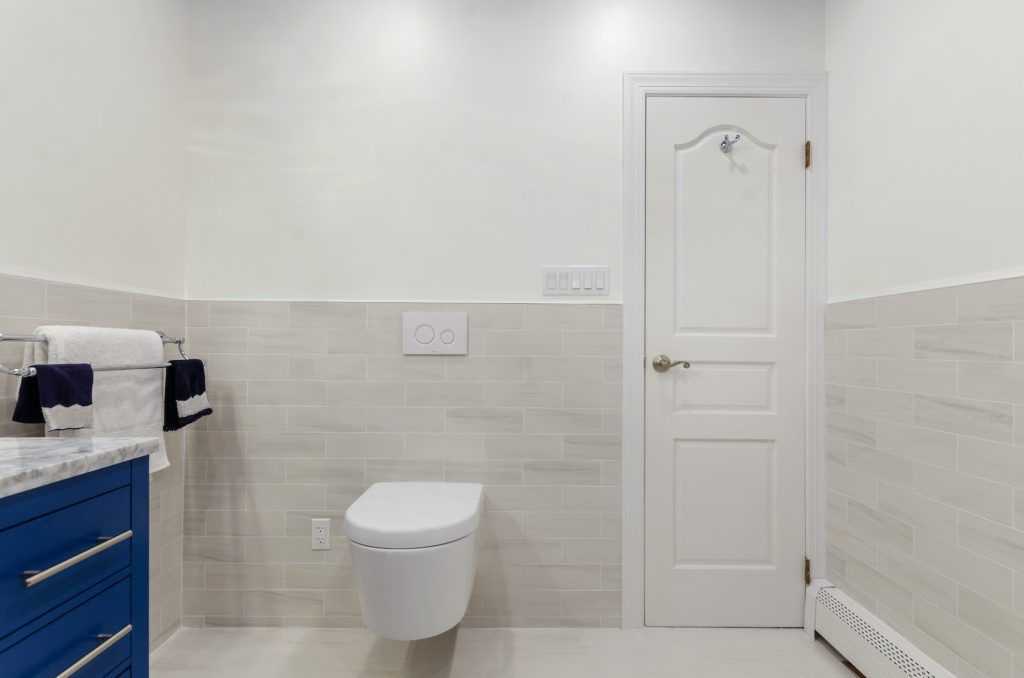 puerta cerrada del baño