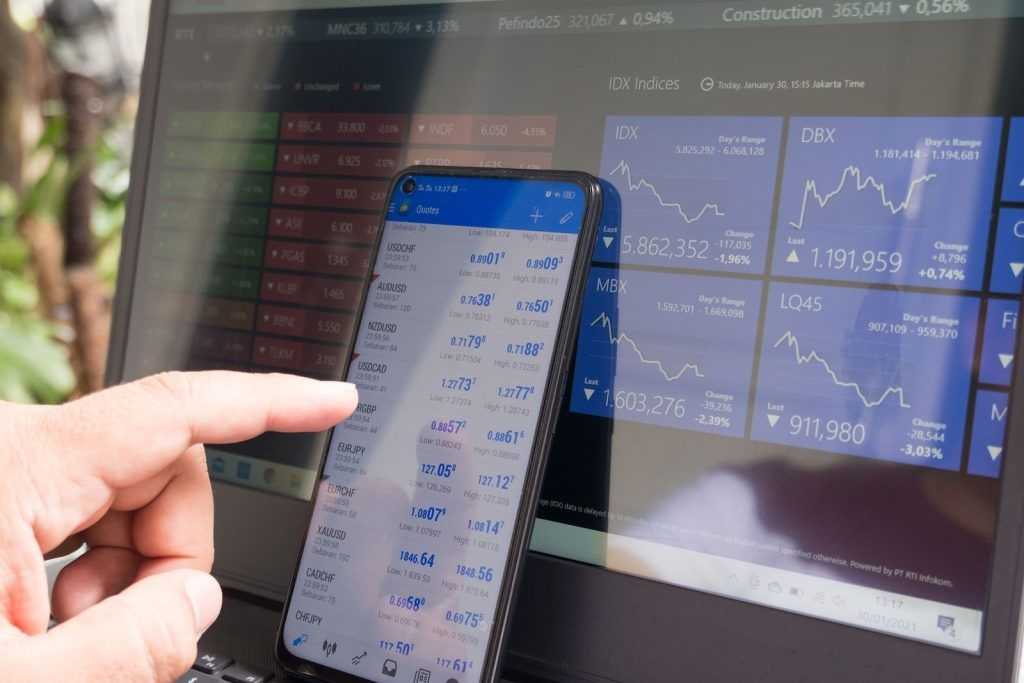smartphone apoyado en una pantalla de pc
