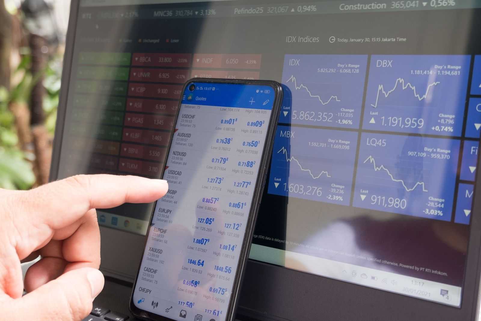 smartphone apoyado en una pantalla de pc