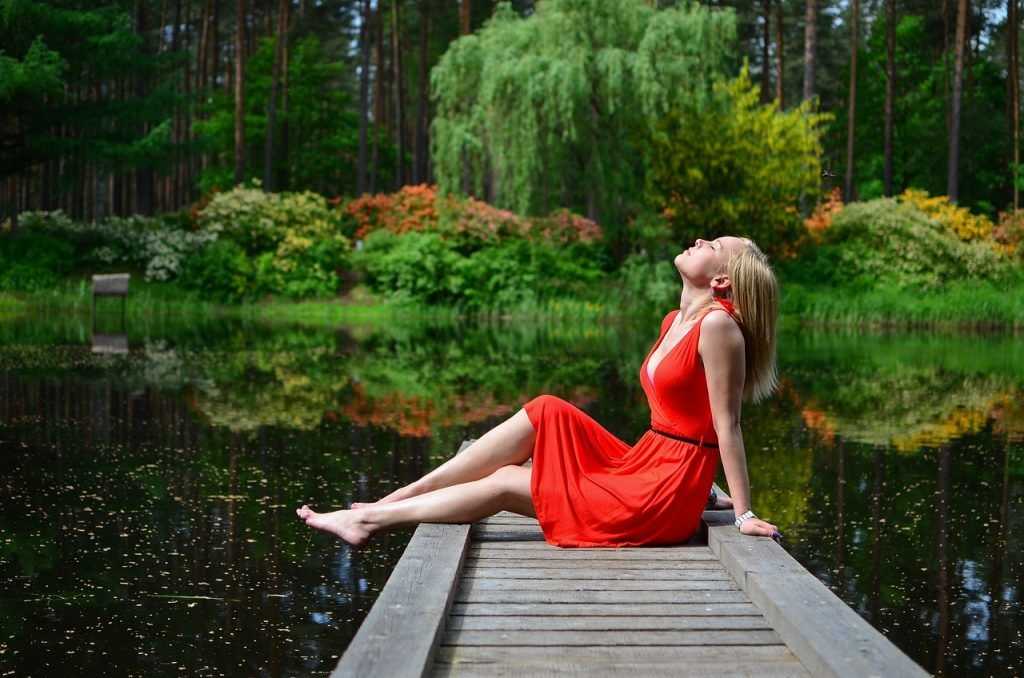 mujer relajada en un lago