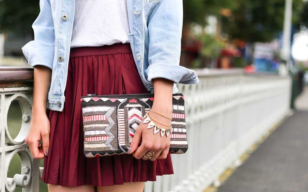mujer con pulsera