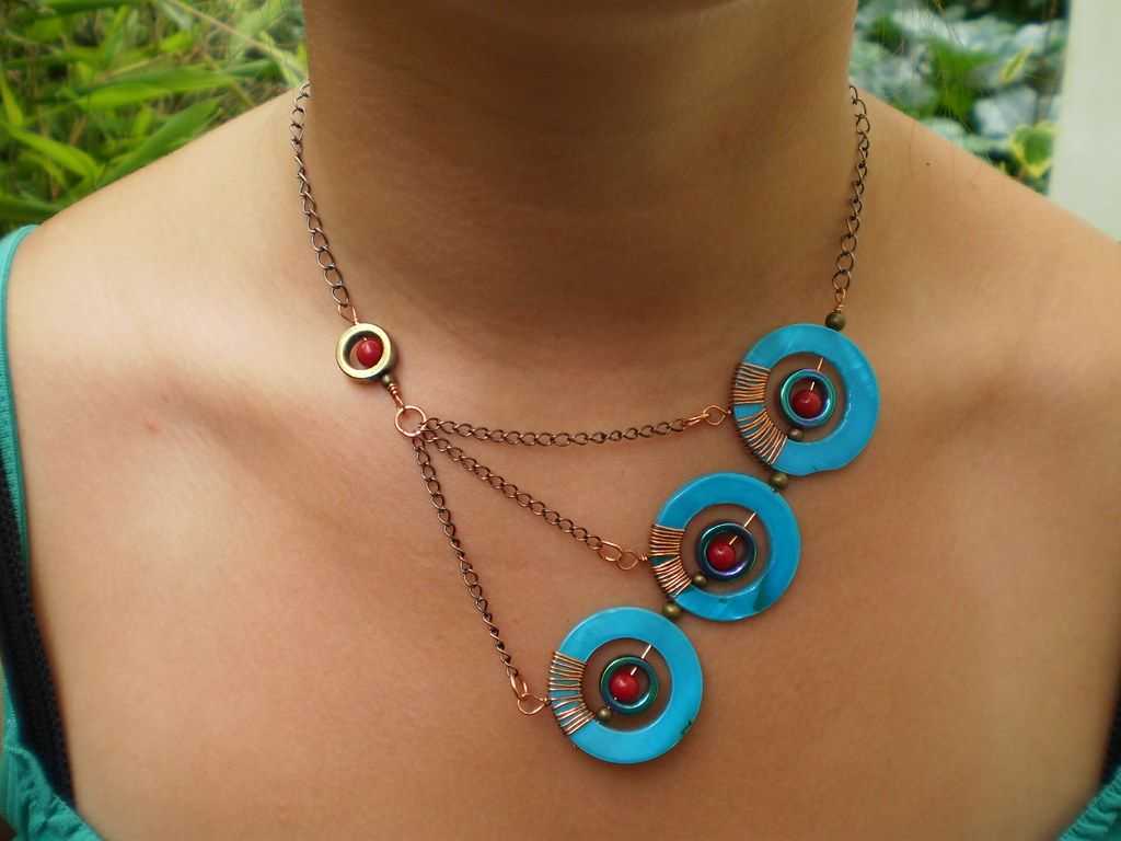 collar en cuello de mujer