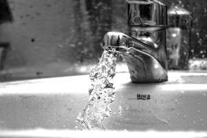 grifo abierto echando agua